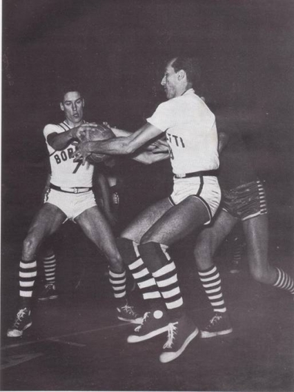 Pieri e Gamba si contendono la palla